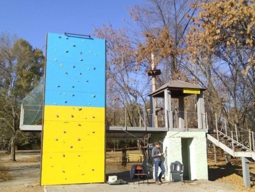 В запорожской "Дубовке" установили стенку для скалолазания в цветах национального флага