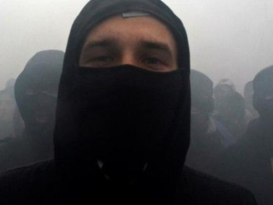 В Запорожье хулиганы кинули булыжник в маршрутку, пострадала девушка