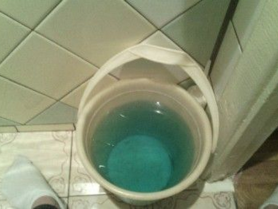 У жителей Запорожья из кранов течет голубая вода