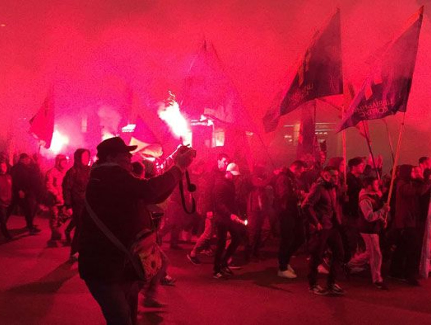 В Запорожье на марше "Азова" жгли флаги регионалов 