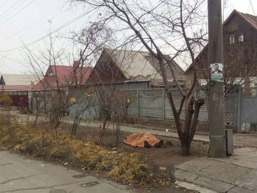 В Запорожье около 8 часов возле жилого дома пролежал труп (фото, видео)