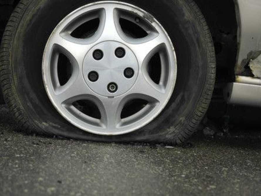 В Мелитополе неизвестные порезали колеса автомобилей, стоявших у избирательного участка