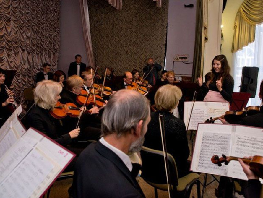 В Запорожье беременная дирижировала симфоническим оркестром