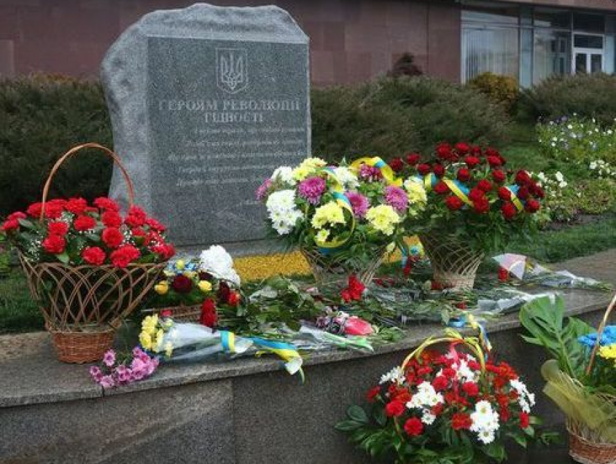 В Запорожье возложили цветы к памятному знаку Героям Революции Достоинства