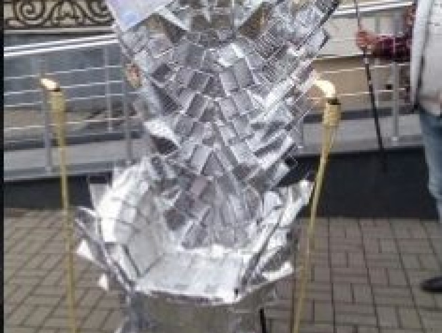 Для нового мэра Запорожья перед зданием горсовета установили "трон"