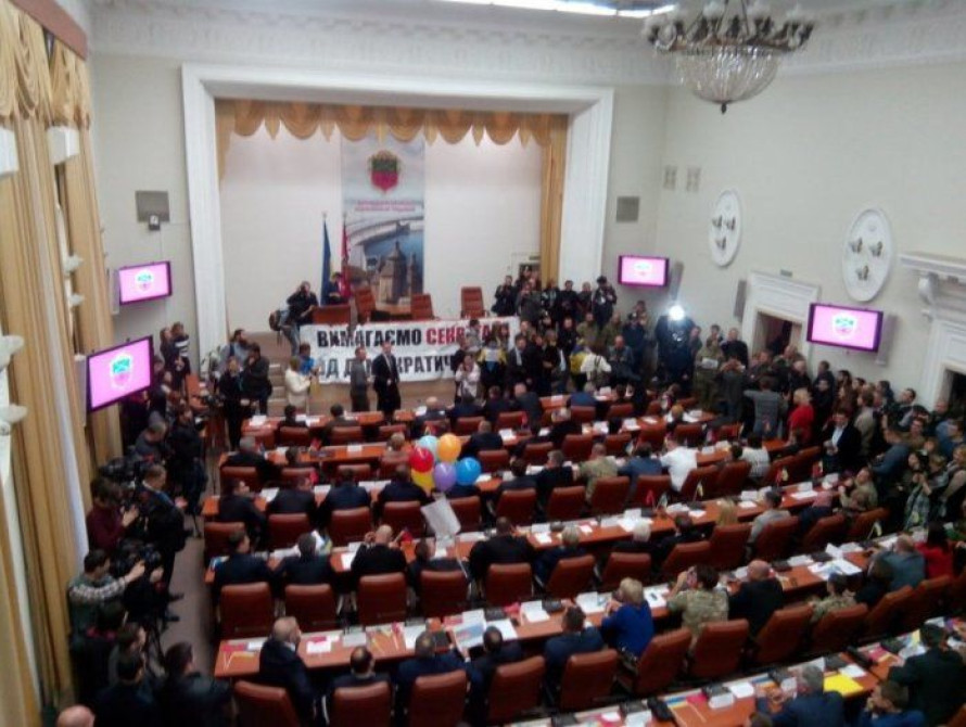 В Запорожье зал городского совета заполонили активисты
