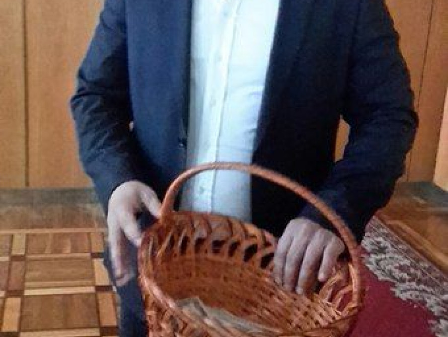 У входа в Запорожский облсовет "укроповец" раздавал депутатам доллары