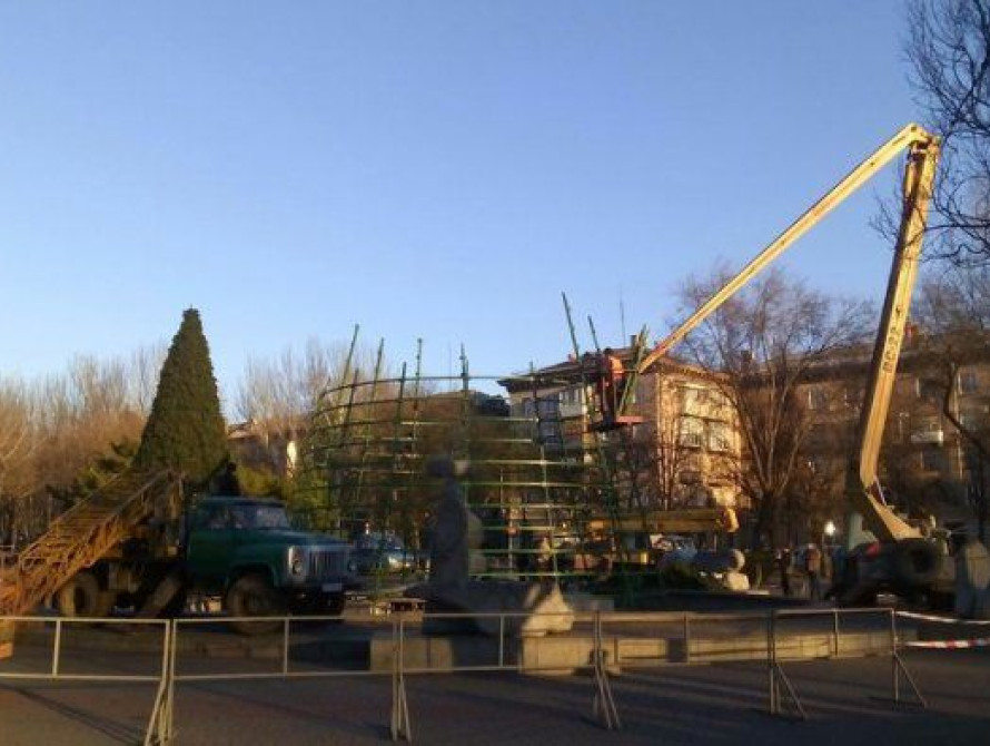 В Запорожье поставят две центральные елки на новом месте