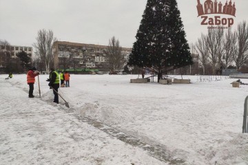 В Запорожье начали демонтаж главных новогодних елок (фото)