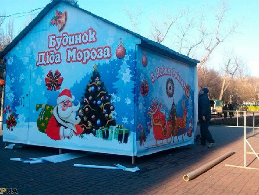В Запорожье установили домик Деда Мороза