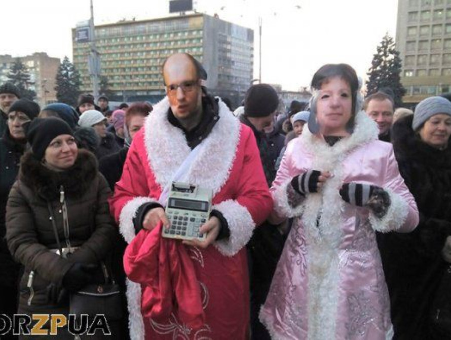 В Запорожье на налоговый майдан пришел Дед Мороз-Яценюк