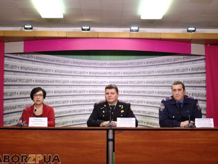 В Запорожье на праздники в трех новогодних городках будет дежурить 40 полицейских