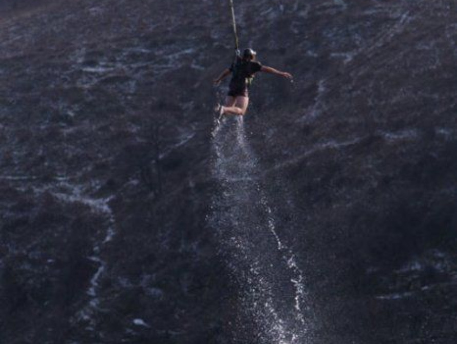 В Запорожье на Новый год Дед Морозы прыгнули с моста