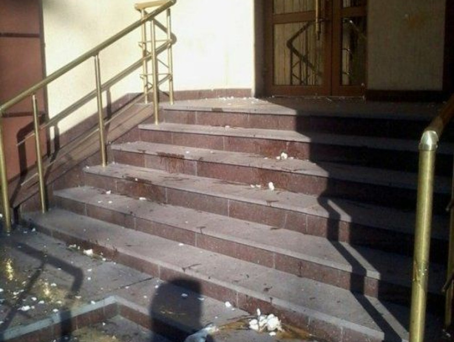 Активисты "Правого сектора" забросали яйцами здание Запорожской облпрокуратуры