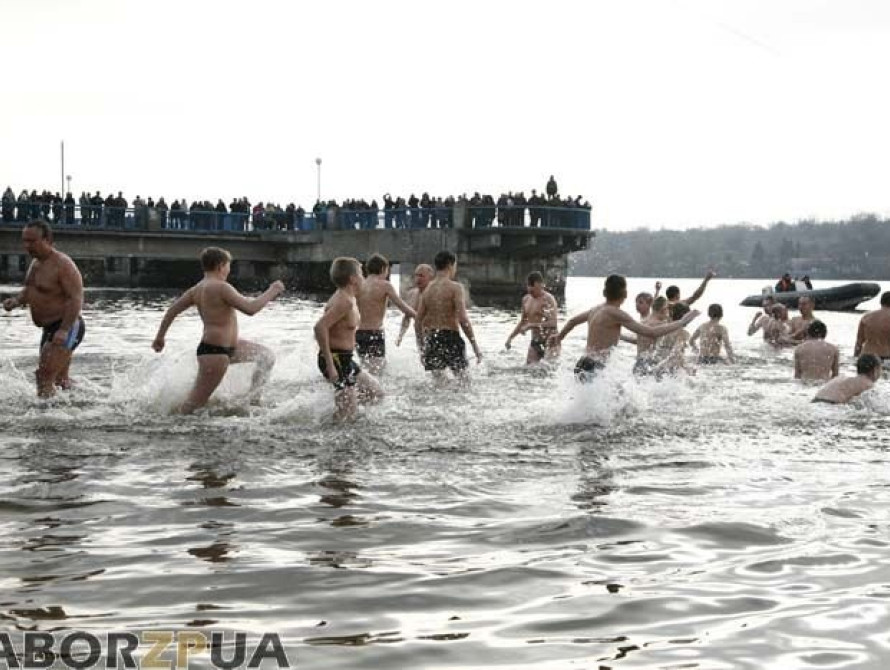 В Запорожье Брыль окунулся в воды Днепра вместе с архиепископом Лукой