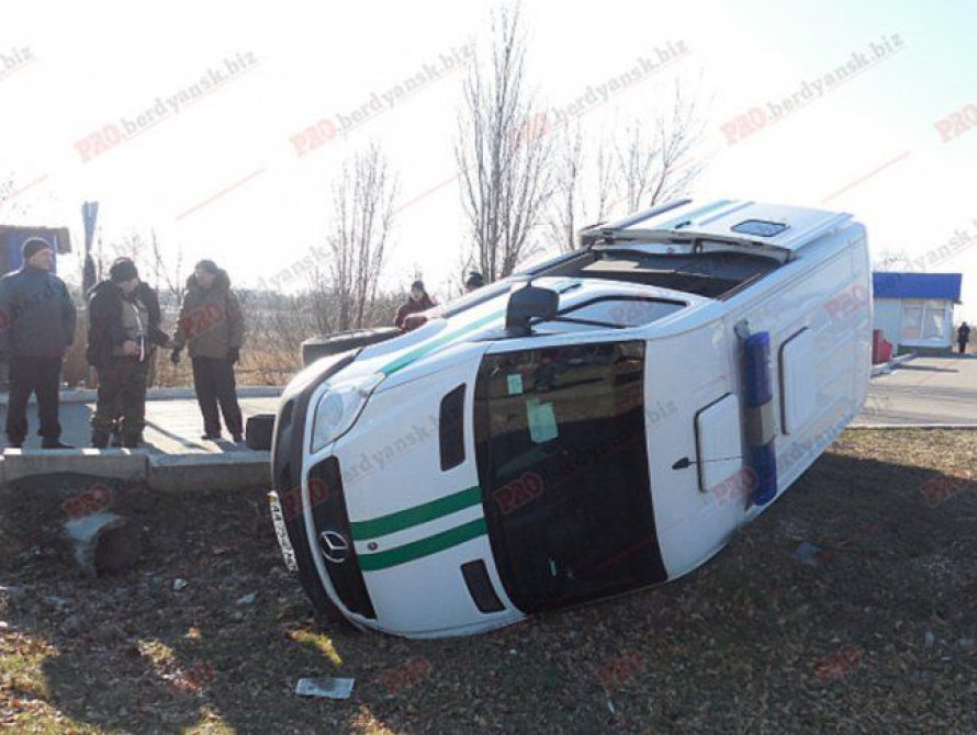 В Бердянске перевернулась инкассаторская машина