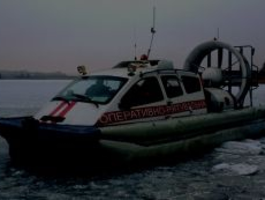 Под Запорожьем на Каховском водохранилище двух людей унесло на льдине