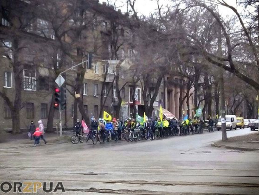 По центру Запорожья, в поддержку своих прав, проехались велосипедисты