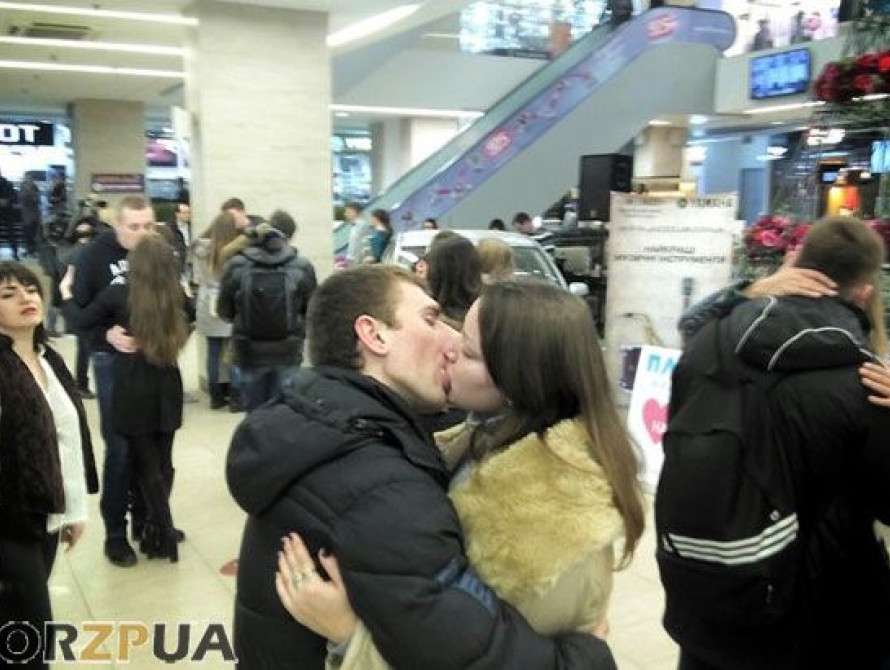 В Запорожье на один час затянулся флеш-моб на самый продолжительный поцелуй