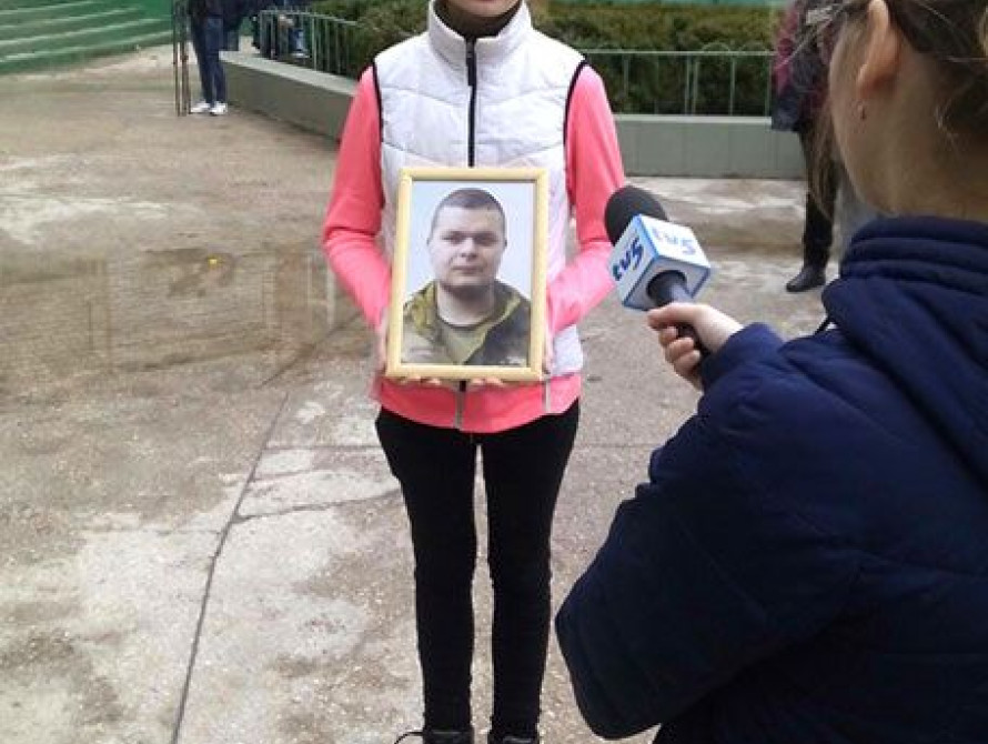 В Запорожье почтили память погибшего в АТО бойца и тайно повесили табличку