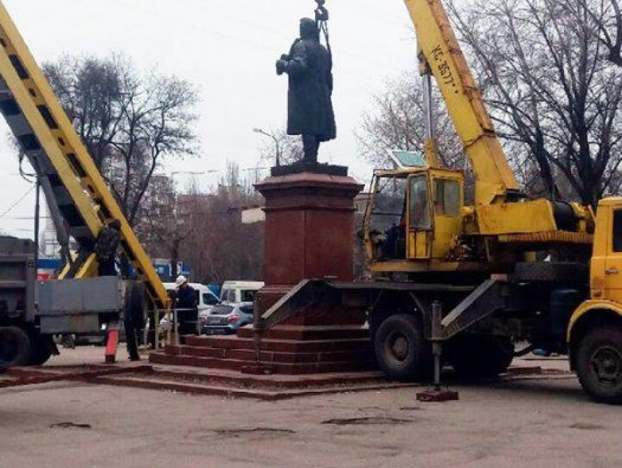 В Запорожье демонтировали памятник Кирову и остатки Дзержинского