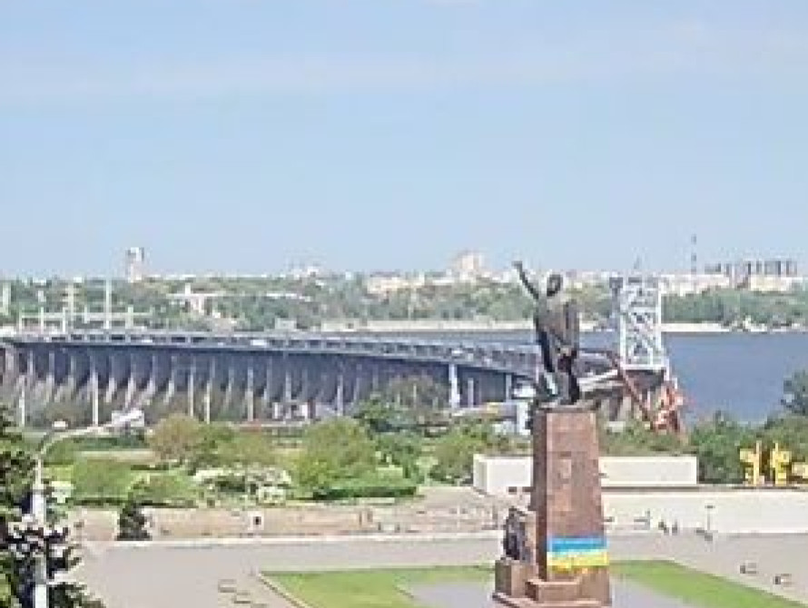 В Запорожье ограждают памятник Ленину