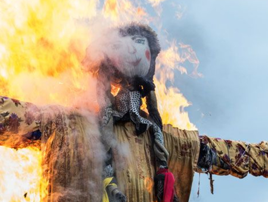 В Запорожье на ВИП-масленице сожгли множество соломенных чучел
