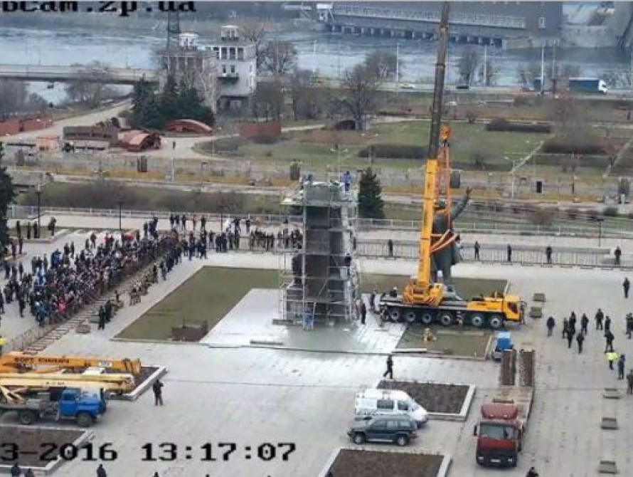 Как в Запорожье Ленина сносили (фоторепортаж)