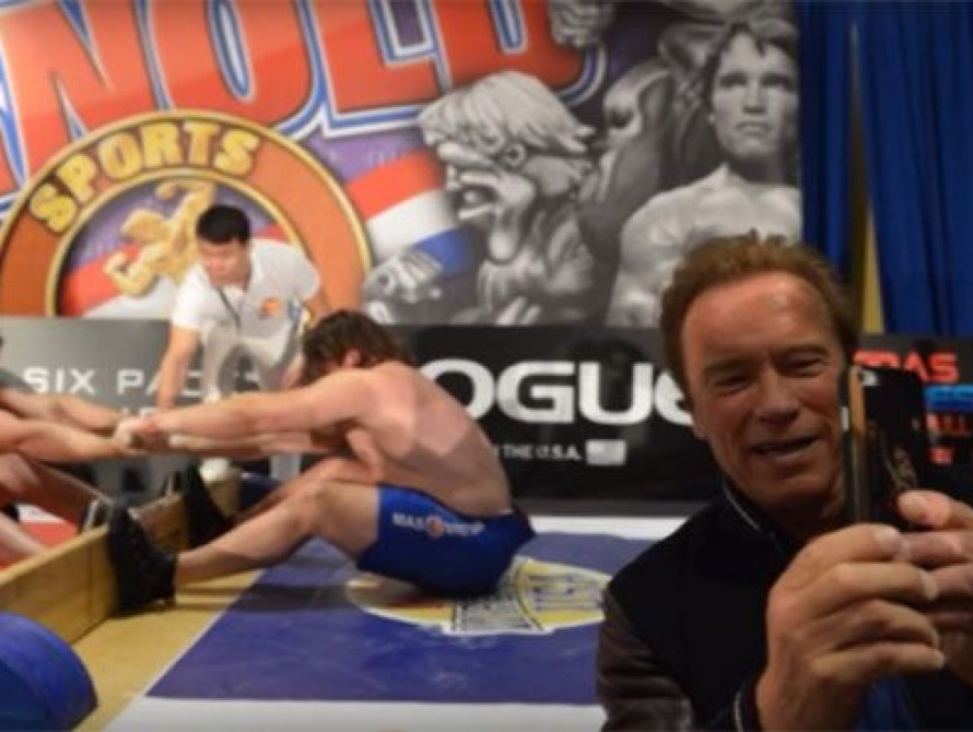 Арнольд Шварценеггер сделал селфи с запорожским спортсменом