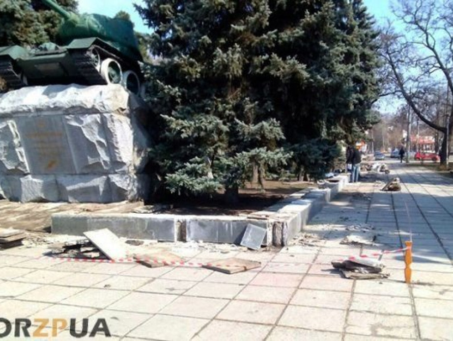 В Запорожье частная фирма проводит реконструкцию памятника танкистам