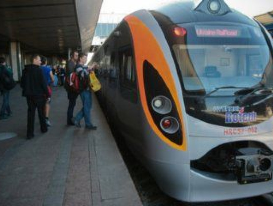 В Киеве несколько часов обыскивали поезд  "Киев-Запорожье" и вещи пассажиров