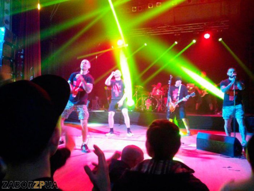 В Запорожье на концерте BRUTTO первым рядам не давали посмотреть представление