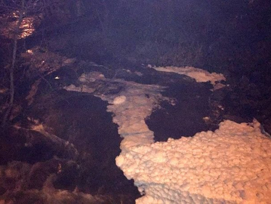 В Запорожье речка Сухая Московка покрылась пеной 