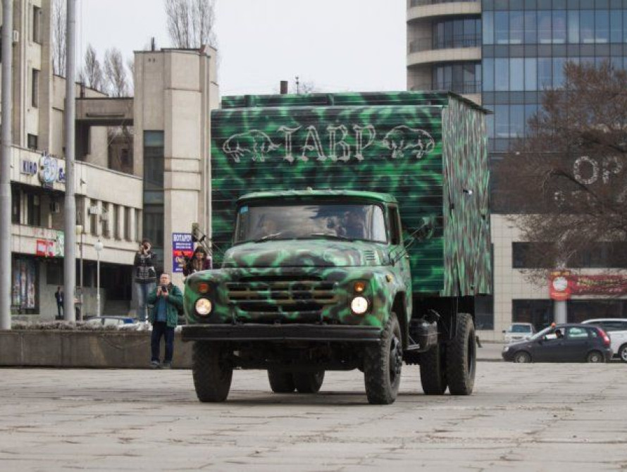 Запорожские волонтеры отправили бойцам в зону АТО сауну на колоесах