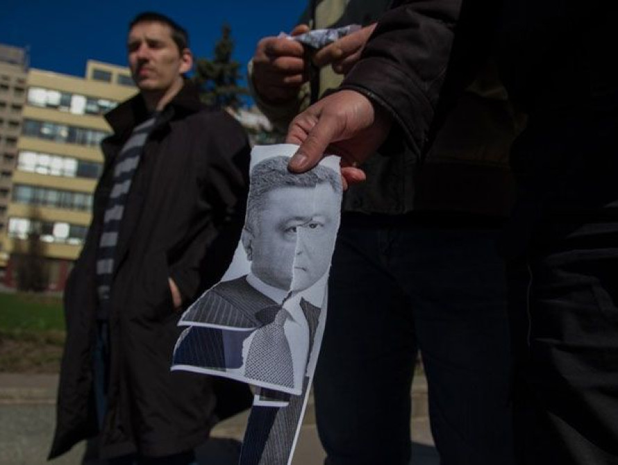 В Запорожье активисты ПС рвали портреты Порошенко на центральной площади