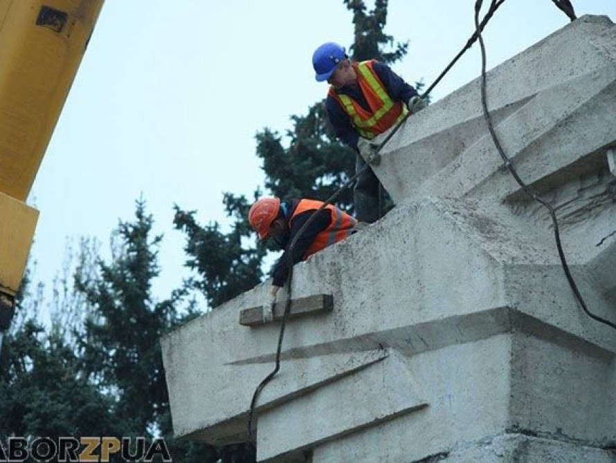  В Запорожье пытаются отнять у "комсомольца" голову