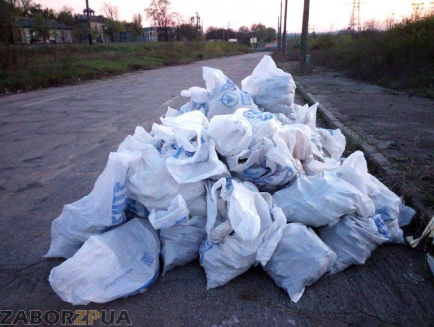 В Запорожье устроили свалку прямо на дороге