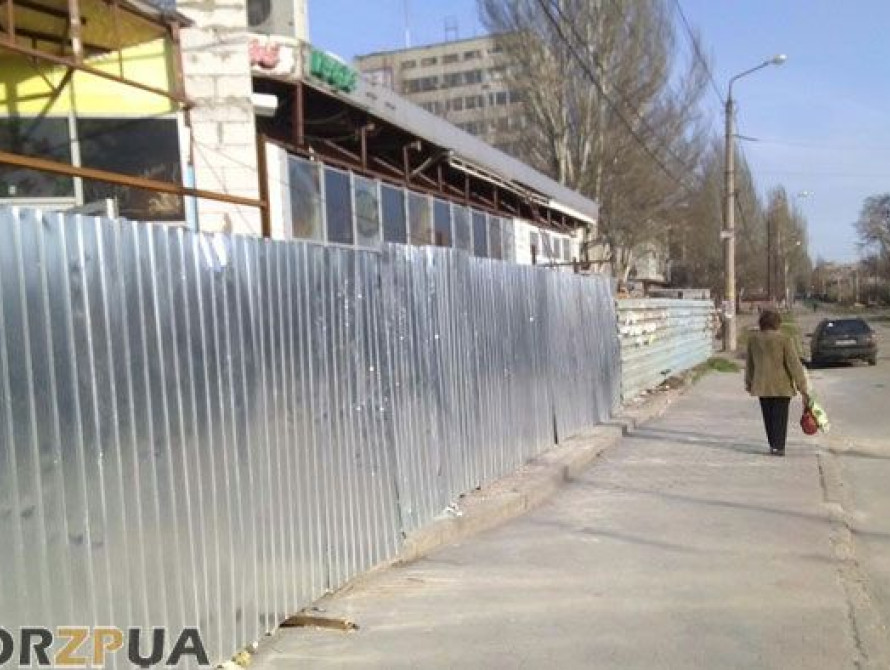 В Запорожье кафе "съело" остановку