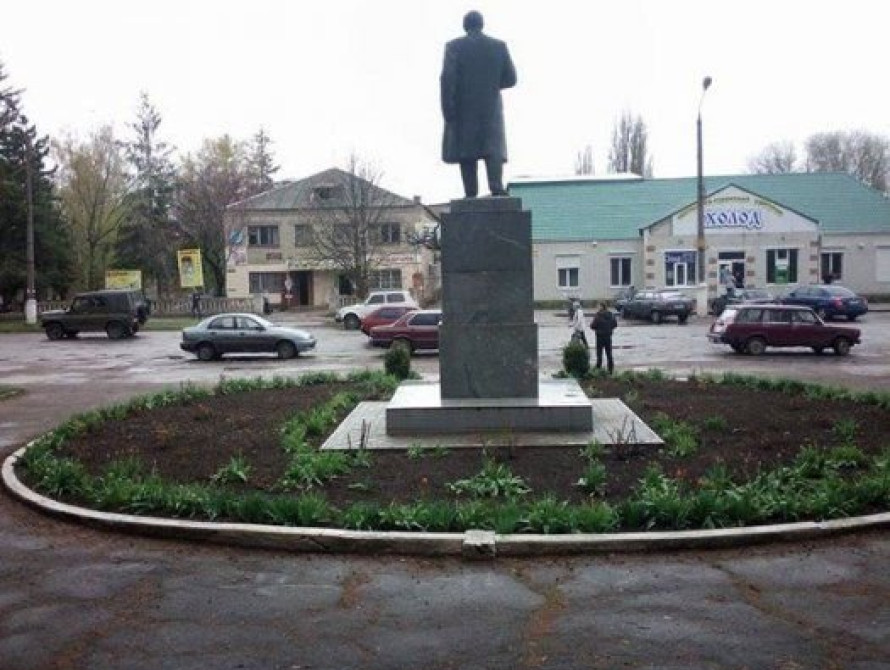 В Черниговке до сих не могут демонтировать памятник Ленину