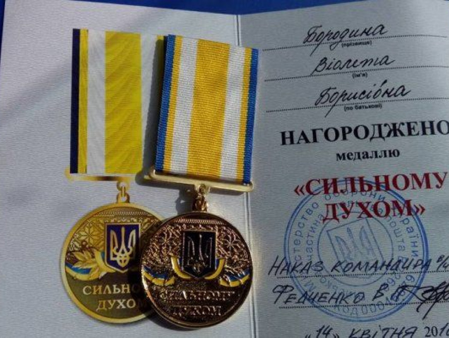 Известная запорожская волонтер получила награду от военных