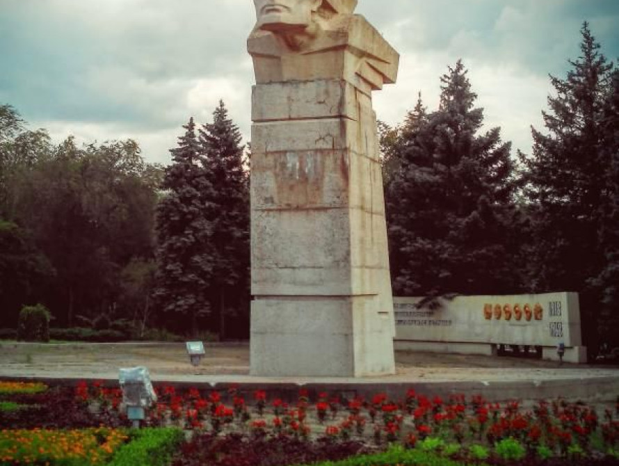 В Запорожье доламывают памятник "Тревожной молодости"