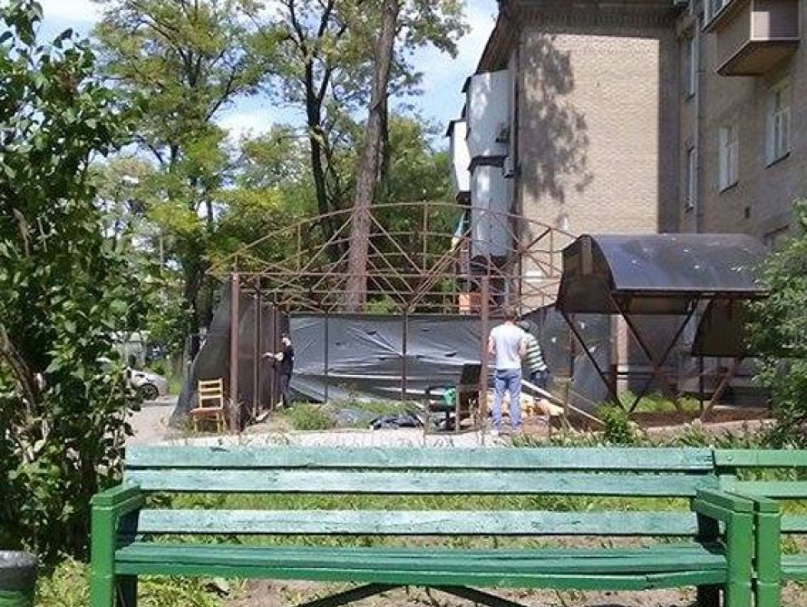 В Запорожье у входа в  музыкальную школу №2 расширяется питейно-кальянное заведение