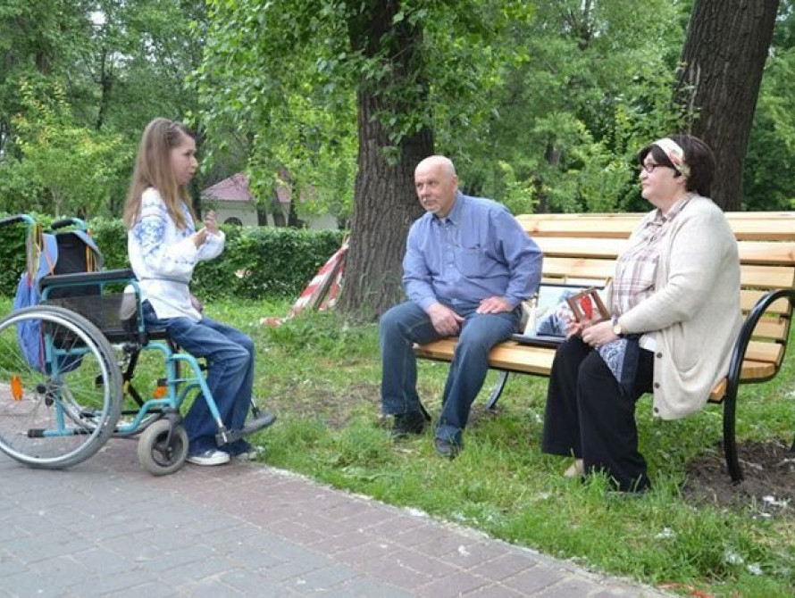 В Запорожье установлена "лавочка Птеродактиля"  